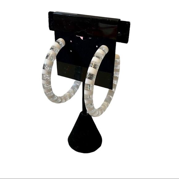 Súper Fun Lightweight Acrylic Clear & White Horizontally Striped Hoops. - Picture 1 of 5